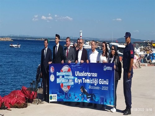 Bozcaada Limanı'nda "Uluslararası Kıyı Temizliği Günü " dolayısıyla deniz dibi temizliği yapıldı